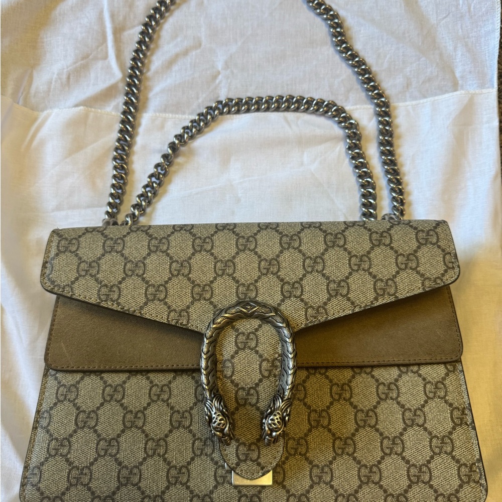 Gucci Dionysus medium shoulder bag
Variation GG Supreme and taupe suede